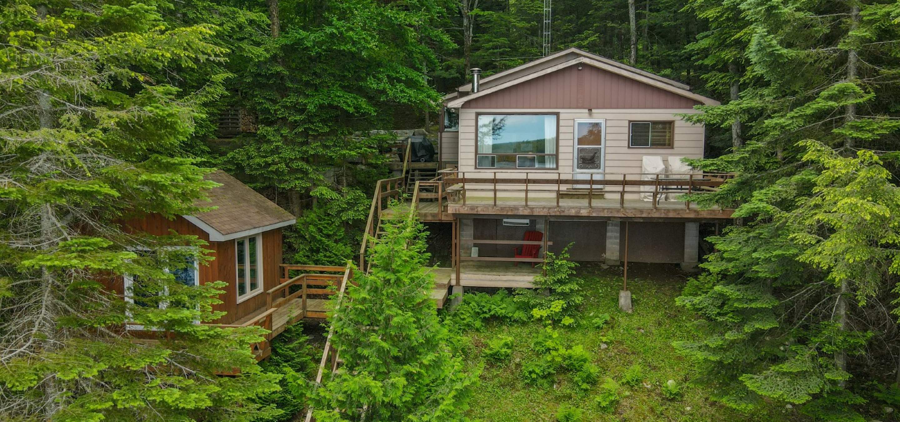 1121 Pine Point Road on Kennisis Lake, Haliburton